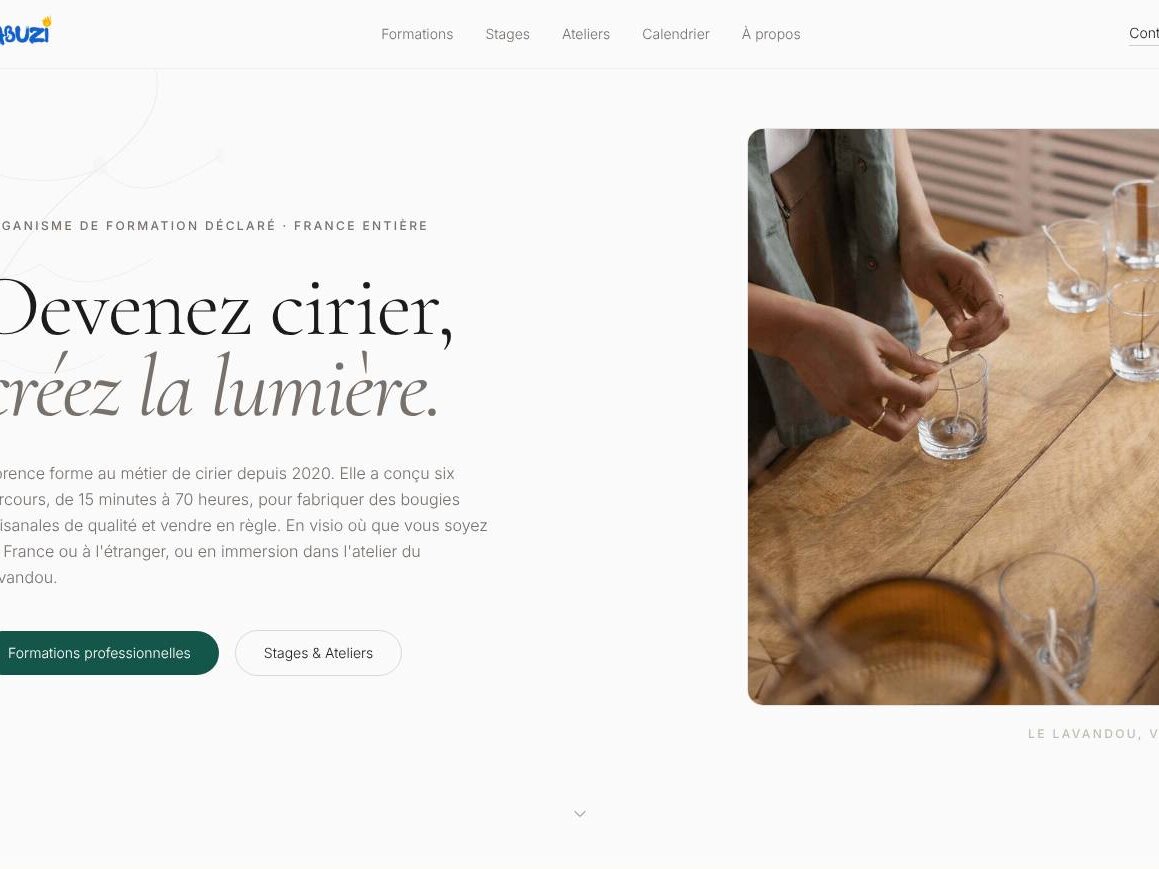 Accueil de Babuzi : le titre « Devenez cirier, créez la lumière » à côté d'une photo de mains qui posent des mèches dans des verres